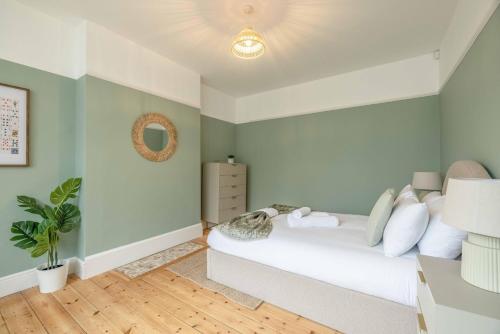 Spacious 5BR Home, Parking, Walk to Windsor - By Tempstay, Windsor (photo 9)