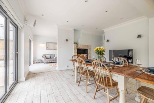 Spacious 5BR Home, Parking, Walk to Windsor - By Tempstay, Windsor (photo 10)