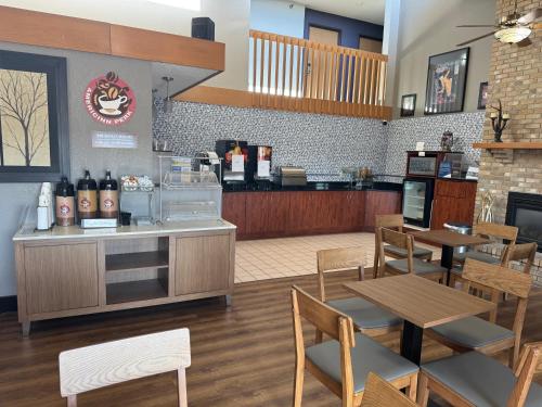 AmericInn by Wyndham Albert Lea - image 10