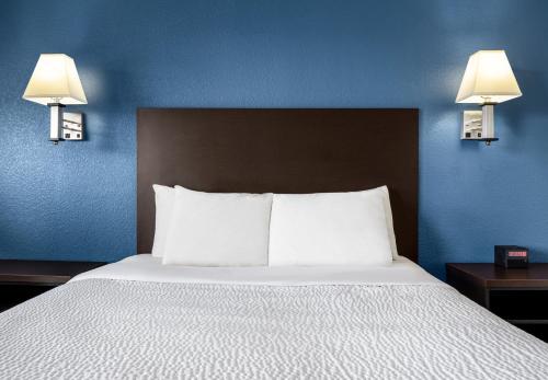 Red Roof Inn Kingman - image 12