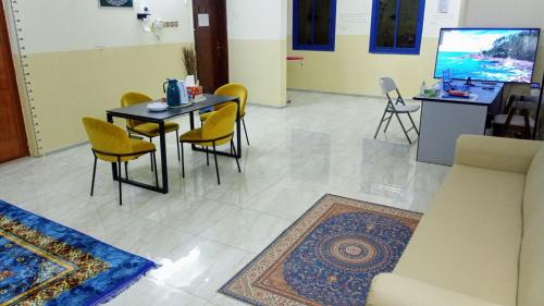 Shared lounge/TV area, Salem House Hostel Nizwa in Nizwa