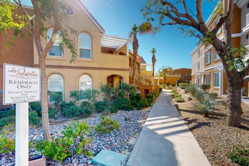Golden Palm Hideaway - Tap to explore photos