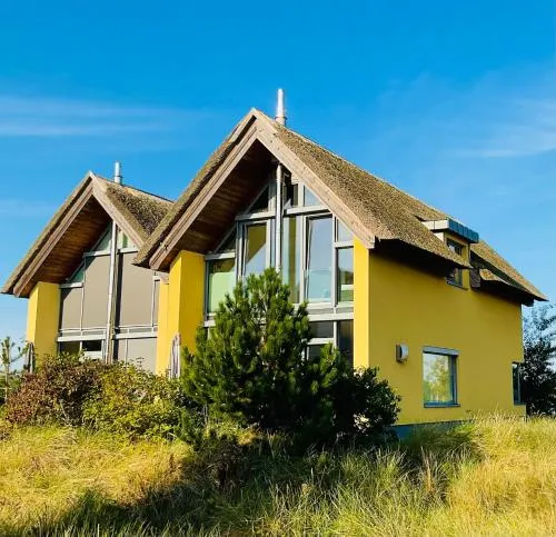 Ostsee - Reetdachhaus Nr 8 "Sonne und mehr" - mit Lademöglichkeit im Strand Resort in Heiligenhafen, Deutschland