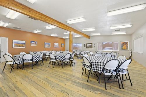 Broken Spur Inn & Steakhouse - image 11
