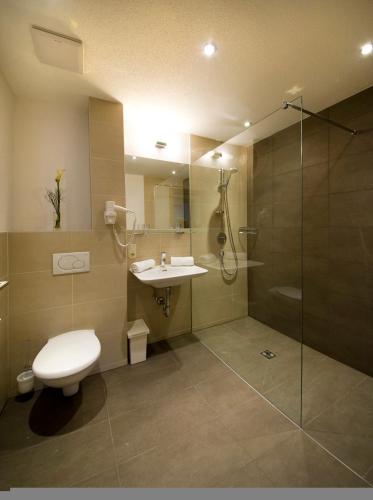 2 bedrooms, 5 beds