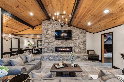 Honeybear Hideaways - Luxurious Modern 7BR Cabin with Indoor Pool, Game Room, Hot Tub & Fireplace