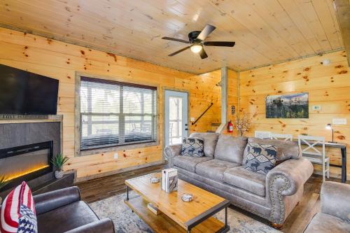 Peaceful Sevierville Retreat with Private Hot Tub! in Sevierville, USA