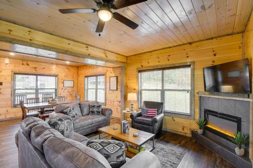 Peaceful Sevierville Retreat with Private Hot Tub! in Sevierville, USA