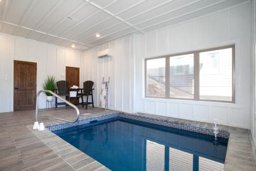 Hidden Trail Cabin Pool Hot Tub Grill Game Room