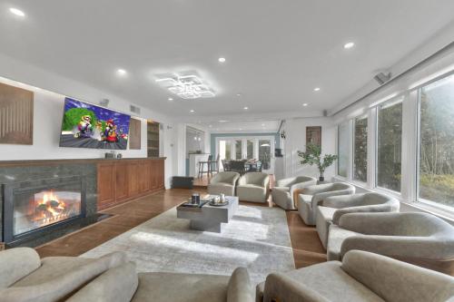 Fire and Fun Luxe Stay w Pool Hot Tub and Game Room in ليندن / نيوجيرسي