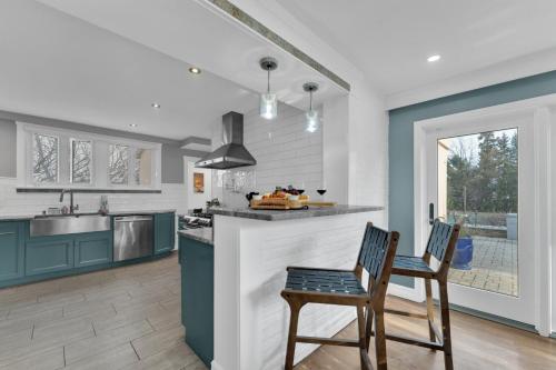 Fire and Fun Luxe Stay w Pool Hot Tub and Game Room in ليندن / نيوجيرسي