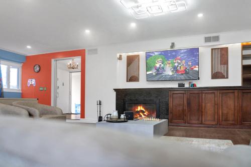Fire and Fun Luxe Stay w Pool Hot Tub and Game Room in ليندن / نيوجيرسي