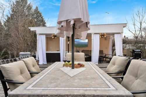 Fire and Fun Luxe Stay w Pool Hot Tub and Game Room in ليندن / نيوجيرسي