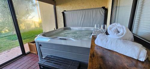 Cliff Views - Hot Tub - SUPs - Boat Parking - Sleeps 16, Page (Foto 2)