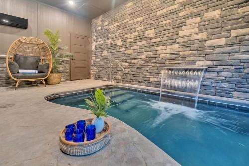 สระว่ายน้ำ, Honeybear Hideaways - Luxury Modern Glass Cabin with Indoor Pool, Fire Place and Hot Tub in ชานเมืองพีเจี้ยน ฟอร์จ