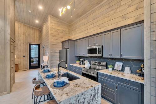 Honeybear Hideaways - Luxury Modern Glass Cabin with Indoor Pool, Fire Place and Hot Tub in ชานเมืองพีเจี้ยน ฟอร์จ