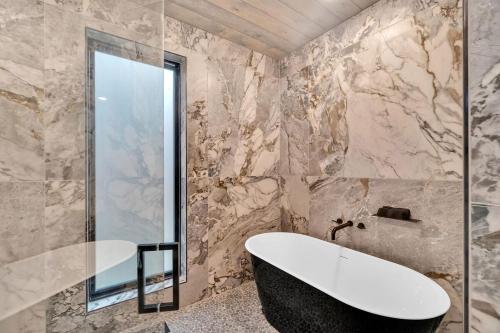 Honeybear Hideaways - Luxury Modern Glass Cabin with Indoor Pool, Fire Place and Hot Tub in ชานเมืองพีเจี้ยน ฟอร์จ