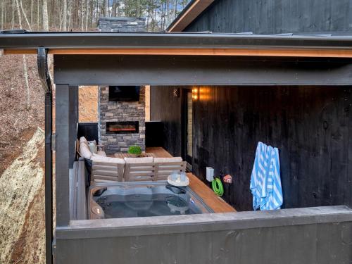 อ่างแช่น้ำร้อน, Honeybear Hideaways - Luxury Modern Glass Cabin with Indoor Pool, Fire Place and Hot Tub in ชานเมืองพีเจี้ยน ฟอร์จ