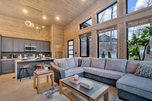 Honeybear Hideaways - Luxury Modern Glass Cabin with Indoor Pool, Fire Place and Hot Tub in ชานเมืองพีเจี้ยน ฟอร์จ