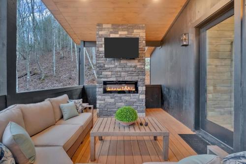 Honeybear Hideaways - Luxury Modern Glass Cabin with Indoor Pool, Fire Place and Hot Tub in ชานเมืองพีเจี้ยน ฟอร์จ