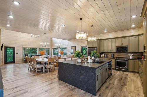 Honeybear Hideaways - #1 Luxury Haven Cabin with Breathtaking Mountain Views, Indoor Pool, Bowling A in 鴿子谷市郊