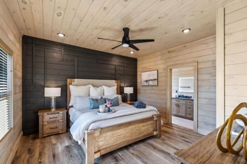 Honeybear Hideaways - #1 Luxury Haven Cabin with Breathtaking Mountain Views, Indoor Pool, Bowling A in 鴿子谷市郊