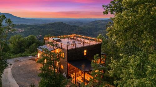 Honeybear Hideaways - #1 Luxury Haven Cabin with Breathtaking Mountain Views, Indoor Pool, Bowling A in 鴿子谷市郊