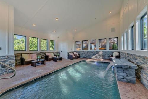 熱水浴缸, Honeybear Hideaways - #1 Luxury Haven Cabin with Breathtaking Mountain Views, Indoor Pool, Bowling A in 鴿子谷市郊