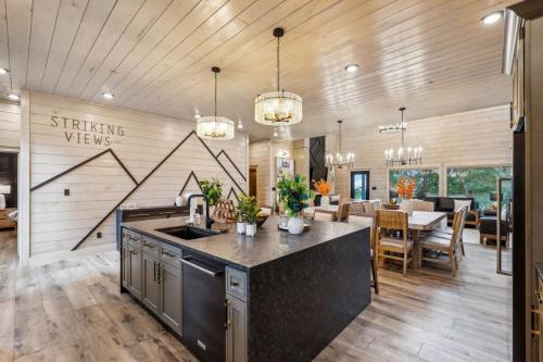 Honeybear Hideaways - #1 Luxury Haven Cabin with Breathtaking Mountain Views, Indoor Pool, Bowling A in 鴿子谷市郊