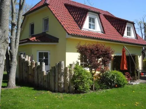 Am Deich 01-Haus mit Strandkorb in Zingst, Deutschland