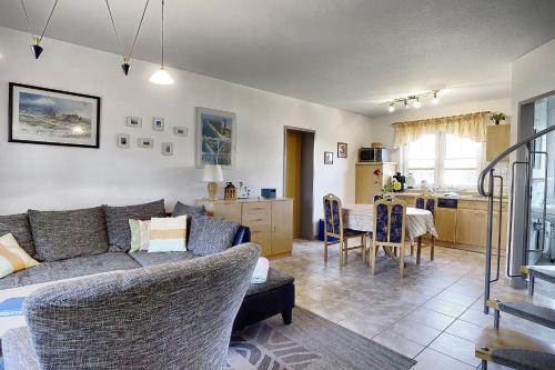 Am Deich 01-Haus mit Strandkorb in ซิงสท์