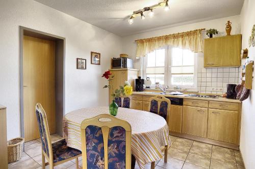 Am Deich 01-Haus mit Strandkorb in ซิงสท์