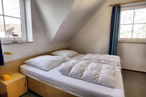 Am Deich 01-Haus mit Strandkorb in ซิงสท์