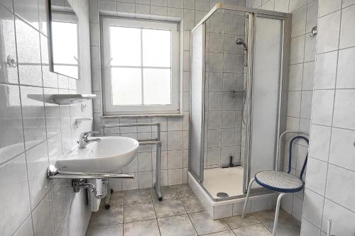 Am Deich 01-Haus mit Strandkorb in ซิงสท์