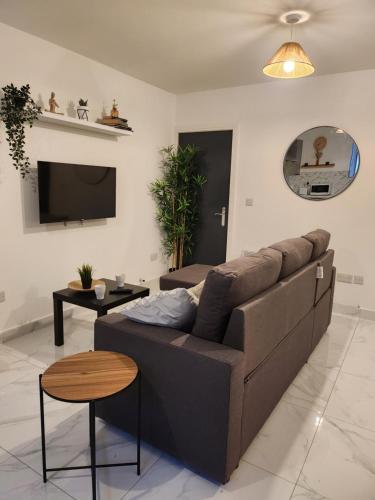 SuperValue Suite 5 - Fast WiFi, Hotel Linen, Keyless Entry, City only 10 Mins - BY PROPERTY PROMISE