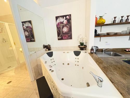 Gallery Walk Chalets - Tamborine Mountain in planinaTamborine 