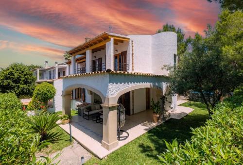 Beach House, 1 min to beach