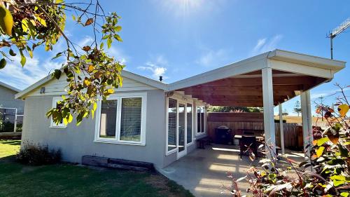 . LOW HEAD beachside bungalow "Cockle Shell"