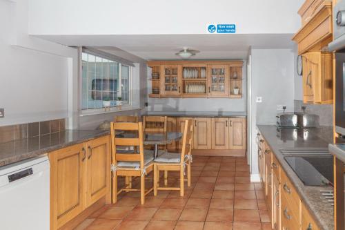 virtuve, Whittonlodge sleeps28 Hottub pool table in Hardstoft ciems