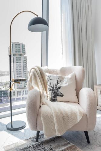 Silkhaus gorgeous 1BDR home with Canal views pool & gym access - image 6