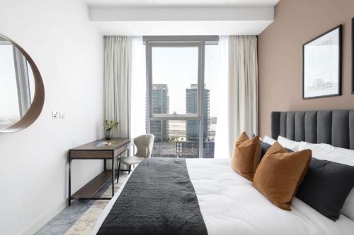 Silkhaus gorgeous 1BDR home with Canal views pool & gym access - image 2