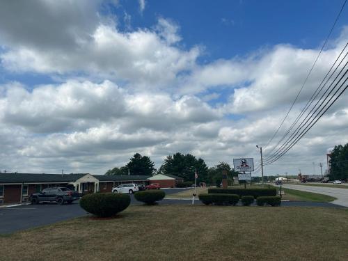 Hillcrest Motel by Oyo Aurora near Lawrenceburg - 숙소 외관