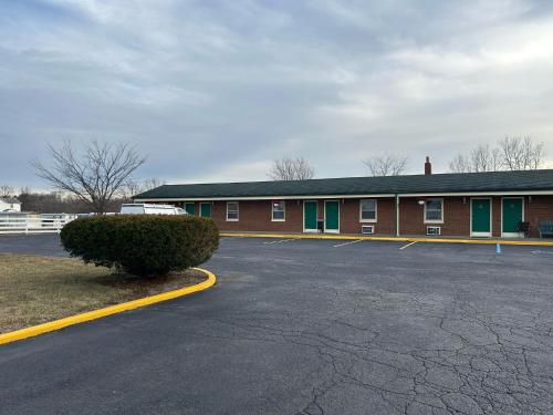 Hillcrest Motel by Oyo Aurora near Lawrenceburg - 숙소 외관