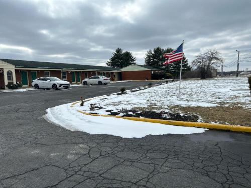 Hillcrest Motel by Oyo Aurora near Lawrenceburg - 숙소 외관