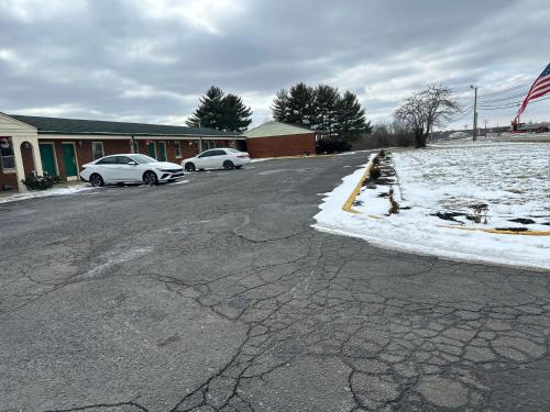 Hillcrest Motel by Oyo Aurora near Lawrenceburg