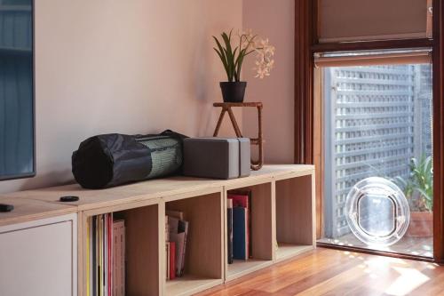 Stylish 2-Bed Cottage in Trendy Erskineville - image 7