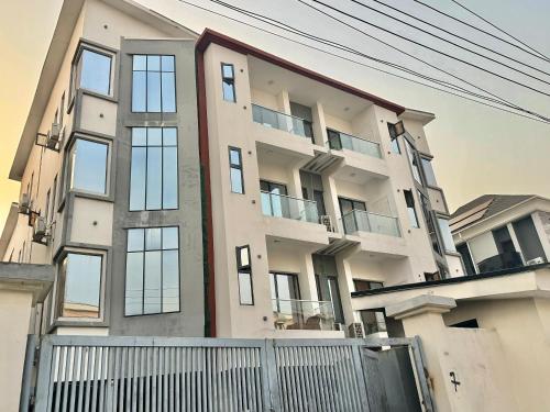 Lekki luxe Haven with super fast wifi - image 4