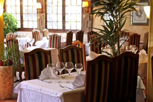 Restorāns, Logis hotel restaurant Auberge Du Cheval Blanc in Mezidon-Canon