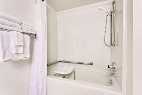 Queen Room - Disability Access - Non-Smoking