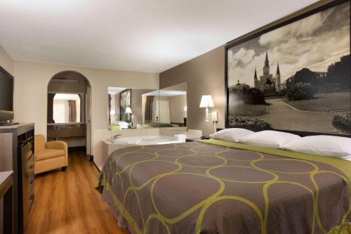 Super 8 by Wyndham Lake Charles Northeast - image 3
